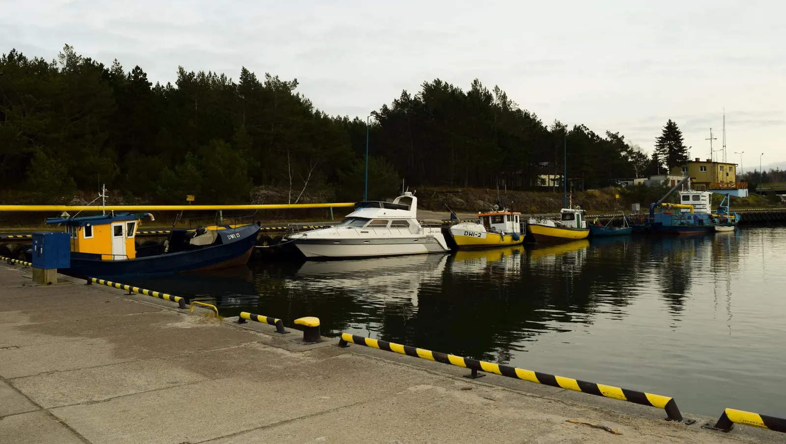 Port rybacki i jezioro Resko Przymorskie w Dźwirzynie