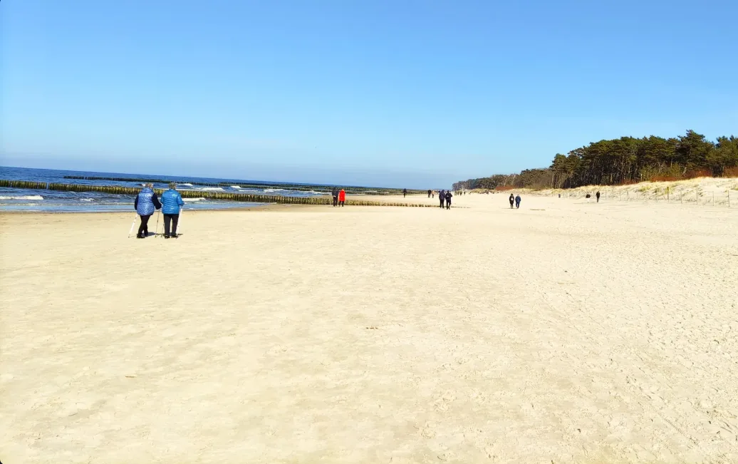 Szeroka piaszczysta plaża w Dźwirzynie nad Bałtykiem